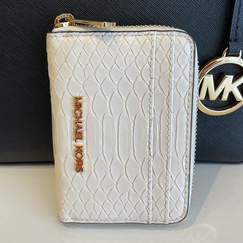 Michael Kors Women Medium Zip Around Card Case Coin Pouch Wallet Light Cream
NWT